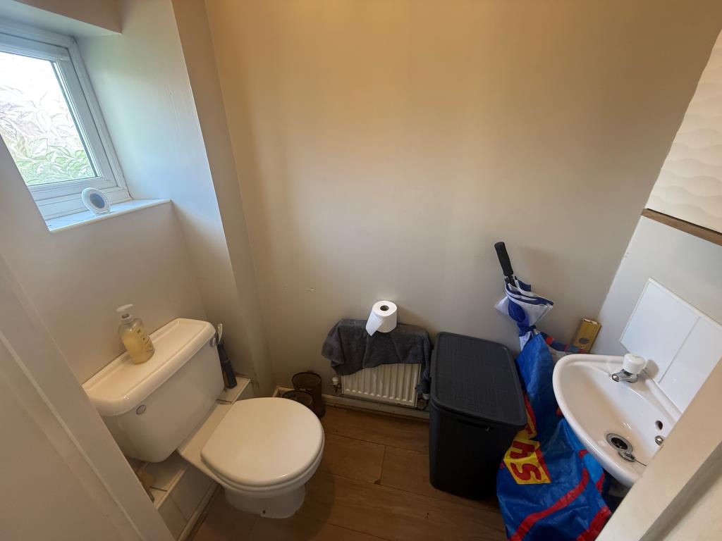Lot: 94 - SEMI-DETACHED HOUSE FOR INVESTMENT - Cloakroom with W.C.